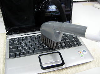 ノートパソコンの掃除の方法：掃除機でキーボードのホコリを吸い取ります